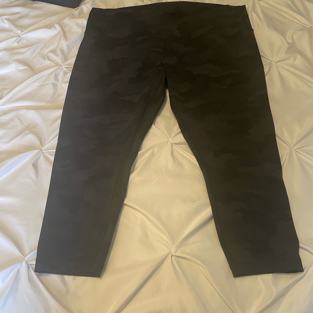 LULULEMON WUNDER UNDER HIGH-RISE CROP 23"
Camo Deep Coal Multi size 18